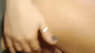 Обнаженная шалава трахает киску фаллосом CalliaRose