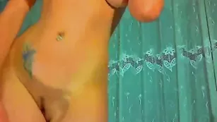 brunettte Темноволосая чаровница резво ласкает нежными ручками свои превосходные гениталии и посасывает соблазнительный пальчик