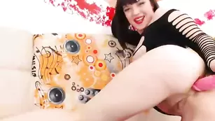 Сексуальная девочка мастурбирует пизду SweetBrianna