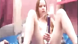 PetiteTatiana старательно удовлетворяет себя