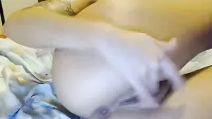 Пышногрудая стерва LovelySunny мастурбирует пизду