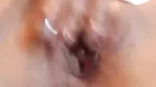 Пошлая девочка SweetAdy теребит влажную пизду