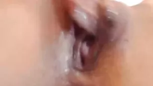 Пошлая девочка SweetAdy теребит влажную пизду