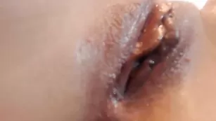 Пошлая девочка SweetAdy теребит влажную пизду