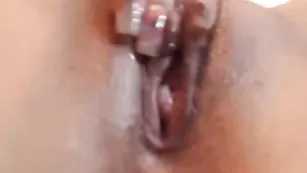 Пошлая девочка SweetAdy теребит влажную пизду