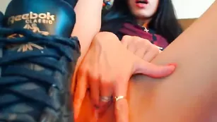 Черноволосая пассия трахает киску фаллосом Afroditka