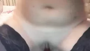 Пикантная соска ellisandra разрабатывает обе щелки