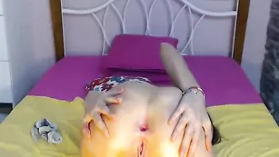 Кокетливая малышка Ingrid000 трахает очко пальцем