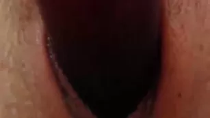 Молодая шмара JuliaCherry трахает пизду в ближнем ракурсе