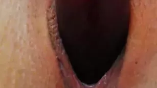 Молодая шмара JuliaCherry трахает пизду в ближнем ракурсе