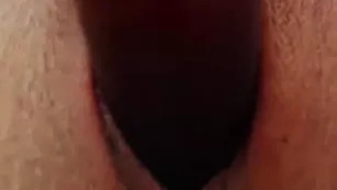 Молодая шмара JuliaCherry трахает пизду в ближнем ракурсе