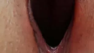 Молодая шмара JuliaCherry трахает пизду в ближнем ракурсе