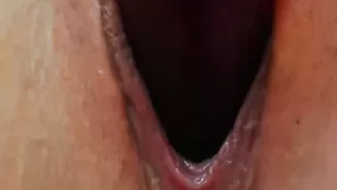 Молодая шмара JuliaCherry трахает пизду в ближнем ракурсе