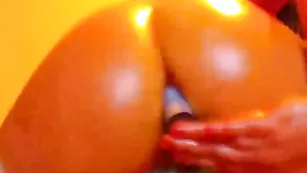 Мокрая секс бомба sujutits трахнула попку