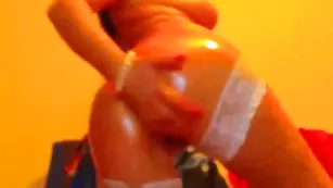 Мокрая секс бомба sujutits трахнула попку