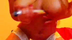 Мокрая секс бомба sujutits трахнула попку