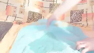 Горячая малышка swetviola дрючит обе дырочки