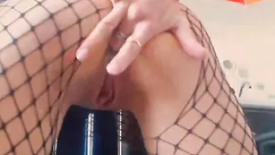 Изумительная деваха трахает пальцами очко Afroditka