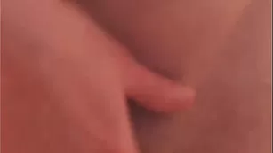 Сучка с пирсингом ласкает половые губки PetiteTatiana