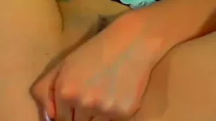 Сучка в чулках brunettte трахает обе дырочки