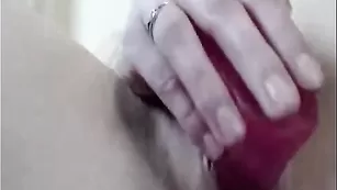 Очкастая куколка PetiteTatiana трахает бритую писечку