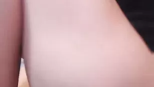 Молодая сучка трахает очко фаллосом SexNika