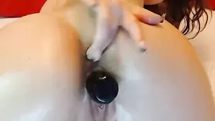 Чарующая CrystalXO трахает бритые дырочки