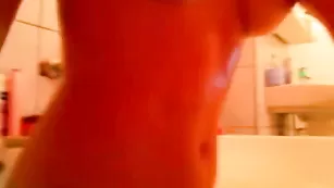 Рыжая малышка купается в ванной FuFuana