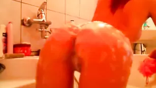 Рыжая малышка купается в ванной FuFuana