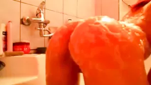 Рыжая малышка купается в ванной FuFuana