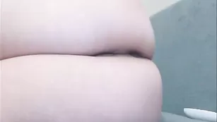 Аппетитная цыпочка xmaria красиво дрочит очко