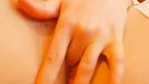 Эффектная шлюшка PrettyViviane трахает себя пальчиком