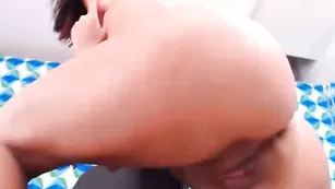 Стонущая крошка KimWetDream трахает обе дырочки