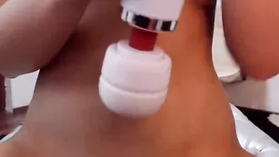 Худенькая потаскушка CleoXoXo дрочит пизду вибратором