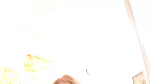 Шикарная детка iCumAtNight ласкает киску пальчиками