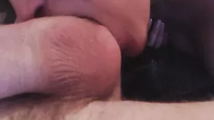 Горячая стерва облизывает яйца чувака coupleshow