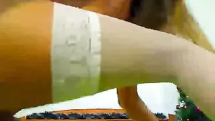 Грудастая стерва трахает оба отверстия Hotgirl1