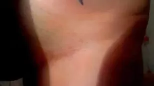 Татуированная сучка Tiffanixxx ласково мастурбирует пизду