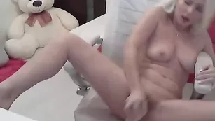 Блондинка получает оргазм LadySweet28