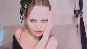 Деловая тян 000maryxxx эротично позирует