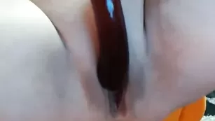 Белокурая сучка sexygirls4u трахает киску фаллосом