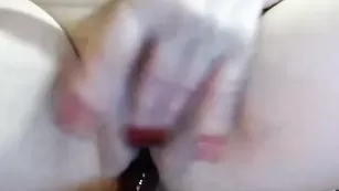 Белокурая сучка sexygirls4u трахает киску фаллосом