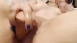 Страстная блондинка ninahot27 эротично трахает пизду