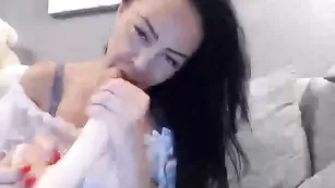 Черноволосая курва глубоко сосет дилдо WildMariaSexy