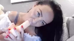 Черноволосая курва глубоко сосет дилдо WildMariaSexy