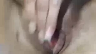 Шальная краля HollyShine трахает половые губки