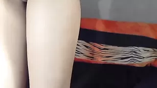 Страстная блонда CuteBlondie18 эффектно трахает очко