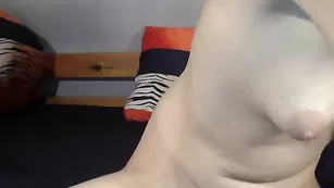 Страстная блонда CuteBlondie18 эффектно трахает очко