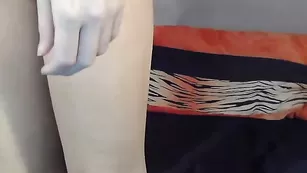 Страстная блонда CuteBlondie18 эффектно трахает очко