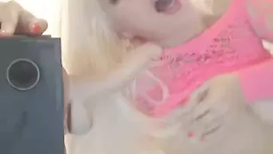 Симпатичная блонда LadySweet28 шалит в привате